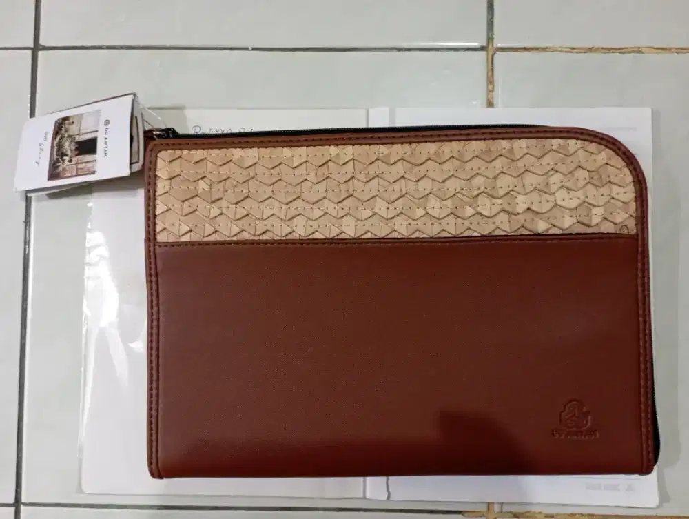 Du anyam pouch kulit sintetis