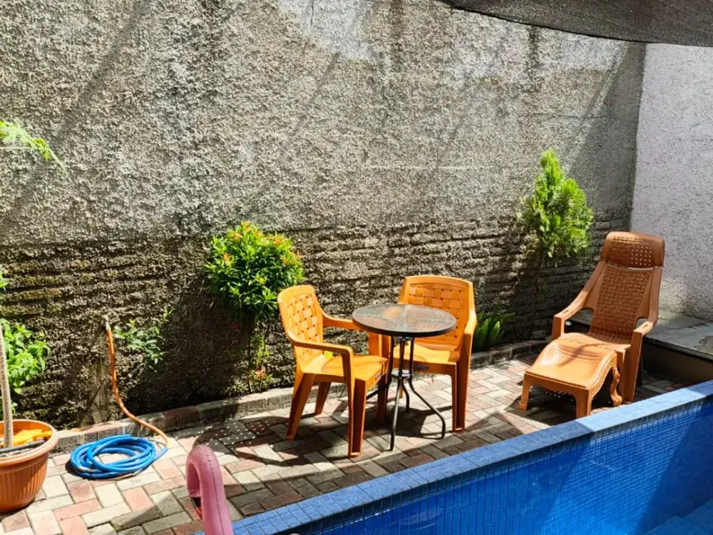 RUMAH CANTIK 3 LANTAI TENGAH KOTA STRATEGIS SIAP HUNI DI ARCAMANIK BANDUNG