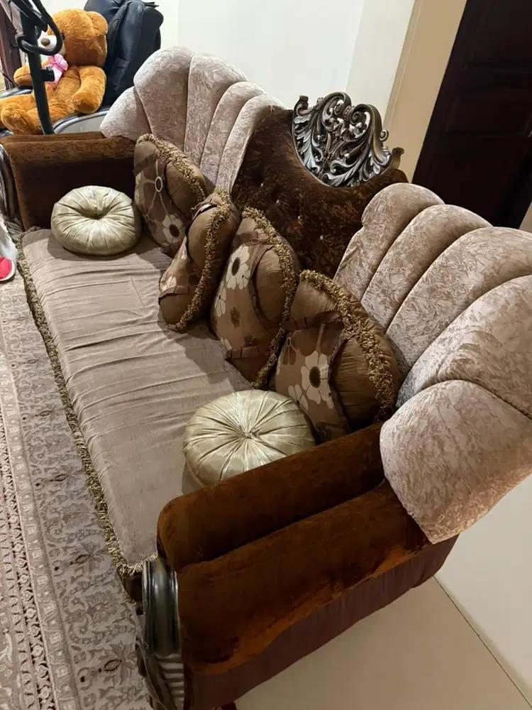 KURSI SOFA KLASIK WARNA MAHONI MASIH OKE BANGET