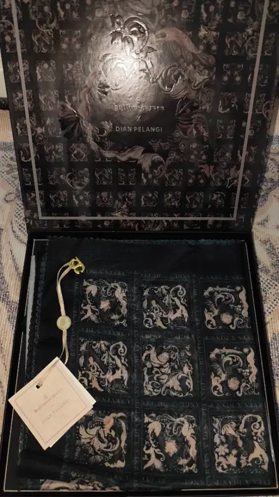 Dijual Produk Button Scarves Original Like New