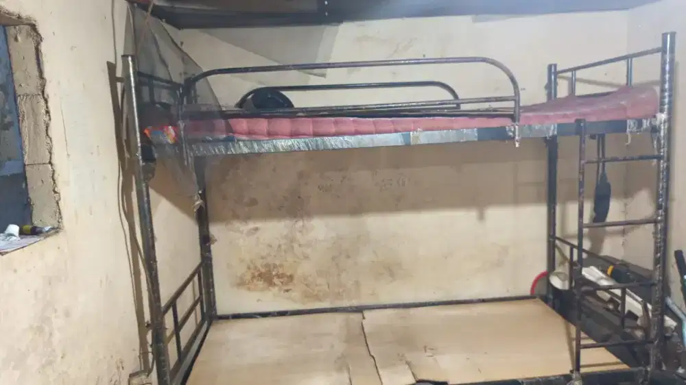 Ranjang besi 2 tingkat