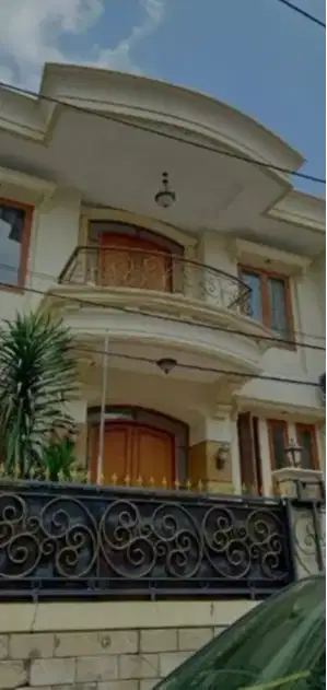 Dijual Rumah 3 Lantai di Rawamangun, Jakarta.