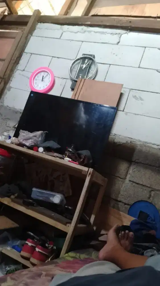 Dijual tv Sharp 32 masih bagus