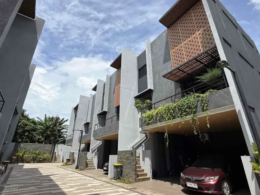 Dijual Rumah 3 Lantai Di Kebayoran Lama Siap Huni, 2 Facad Depan & Belakang Dekat Pintu Tol