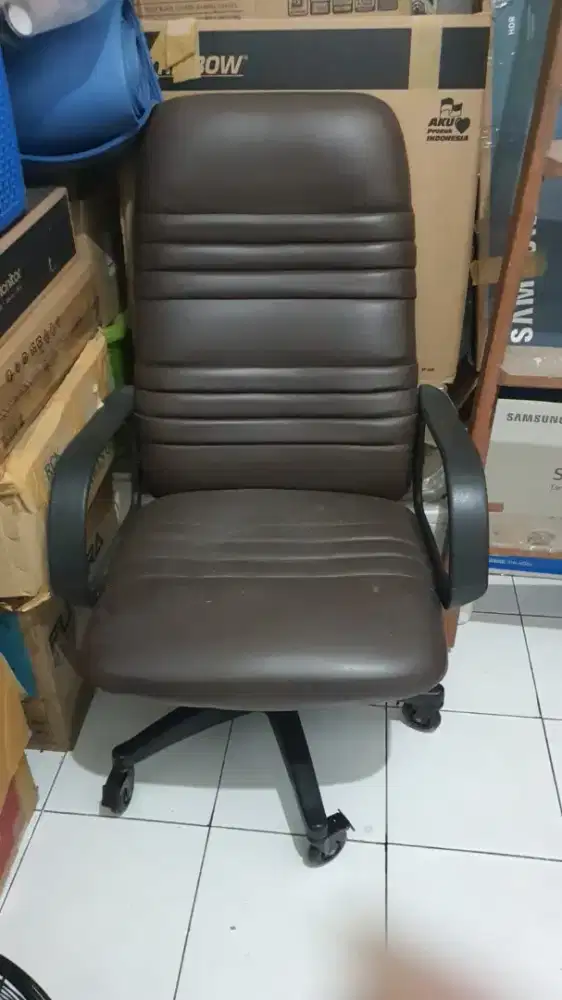 Kusi kantor coklat