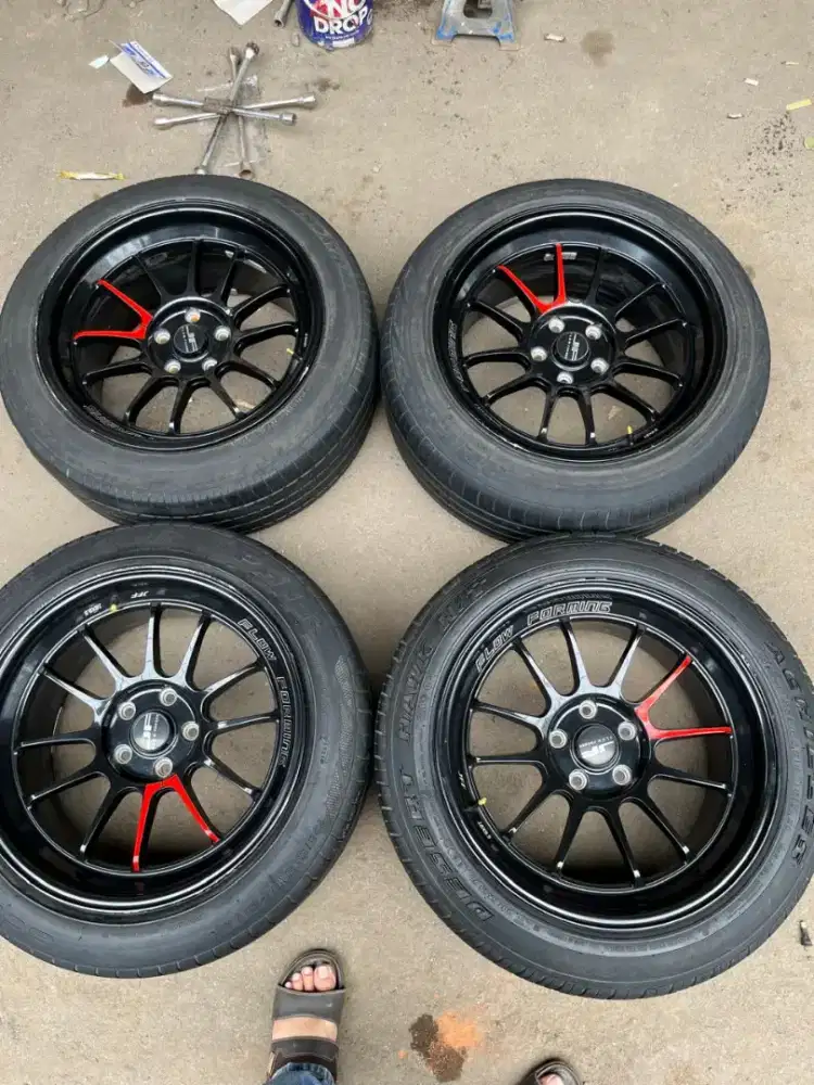 Velg venom5 ring 18 lebar 9,5 pcd 5x114,3 ET 25 ban 235/50 R18 4pcs