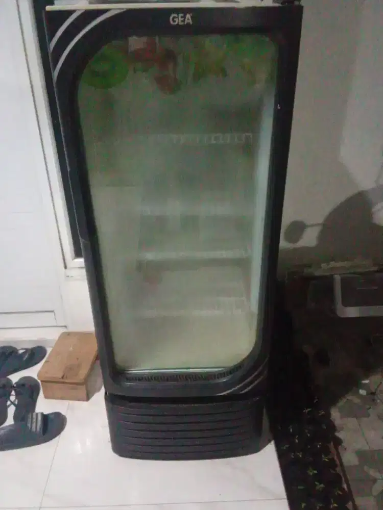 Showcase 4 rak merk GEA normal