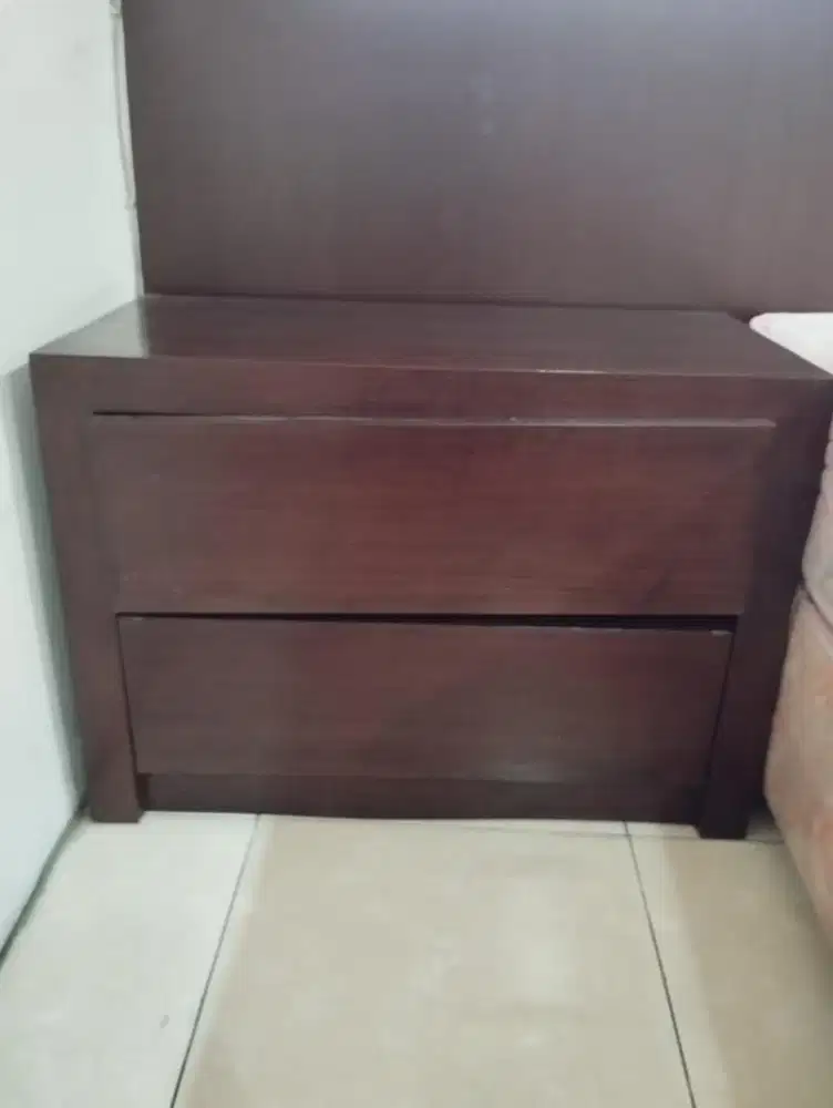 Kasur dan sepasang nakas