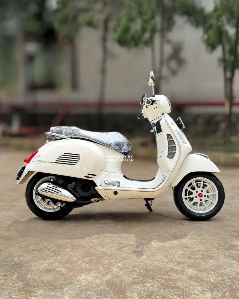 JUAL MURAH VESPA GTS 150 3V 2014 MULUS