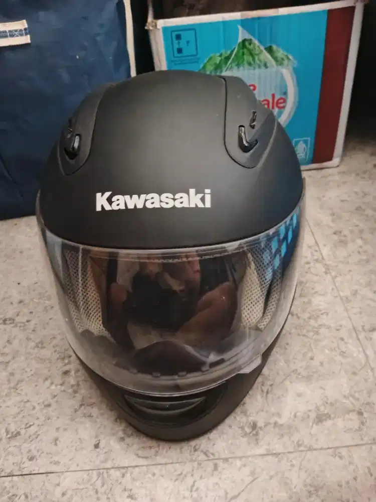 Di jual helm Kawasaki warna hitam
