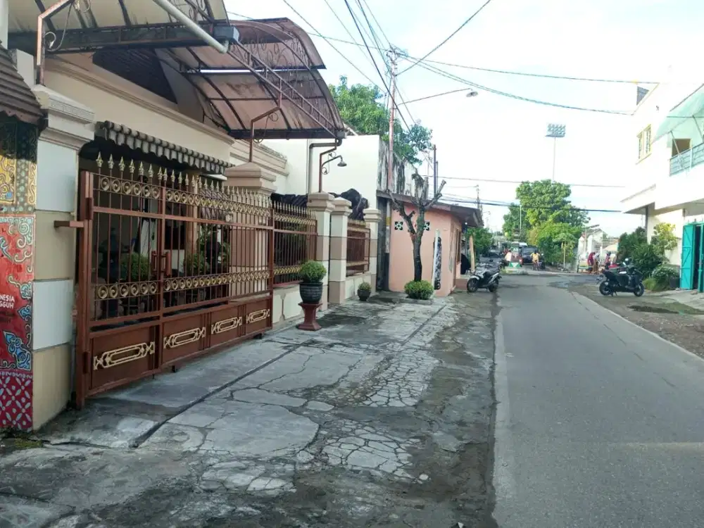 Dijual Rumah Megah Berkanopi Penuh dengan Muka Lebar di Sondakan Laweyan