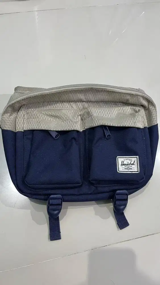 Tas Slempang Merk Herschel Original Like New