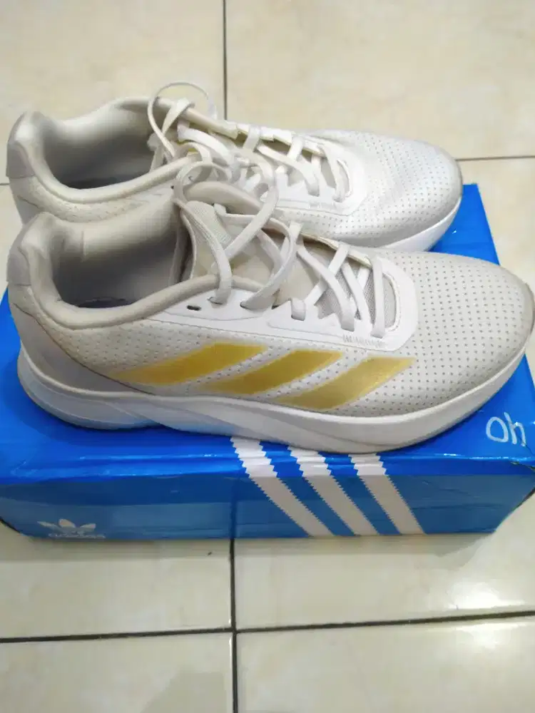 Sepatu Adidas baru pakai 5 kali ukuran 40