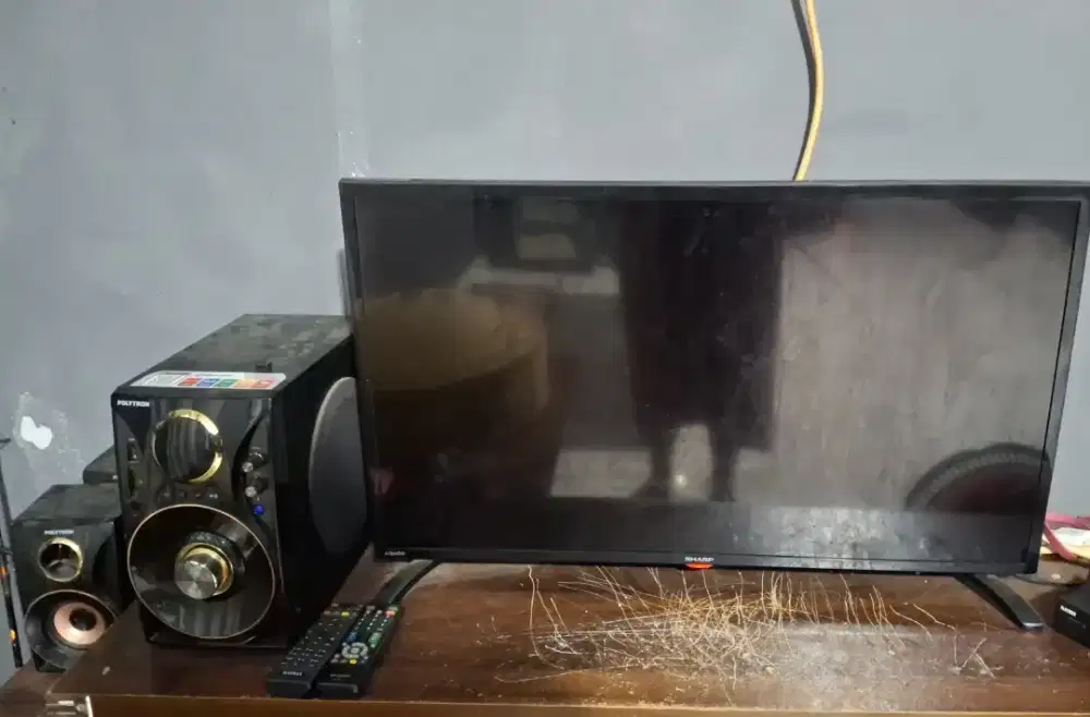 Sharp Tv LED 32 inch dan Speaker Polytron