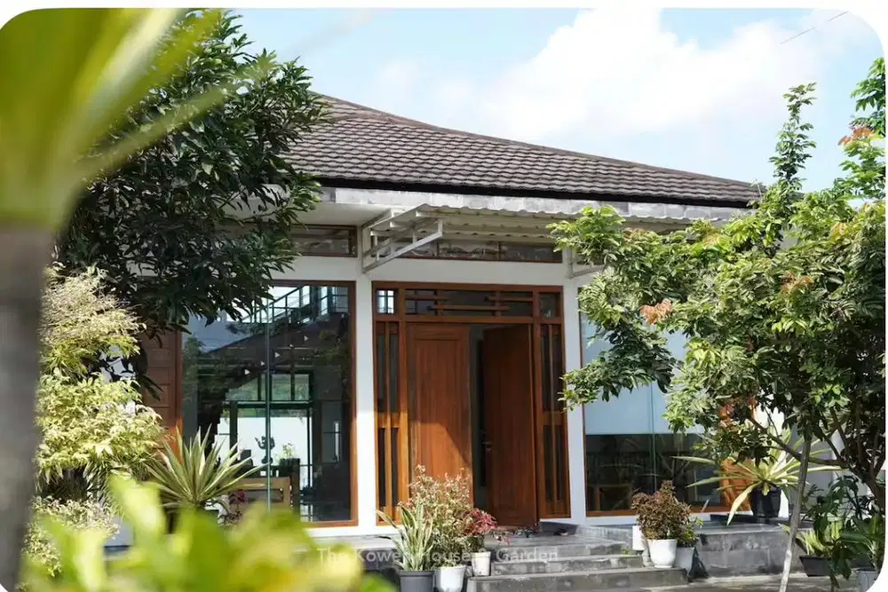 Rumah villa tropis di yogyakarta