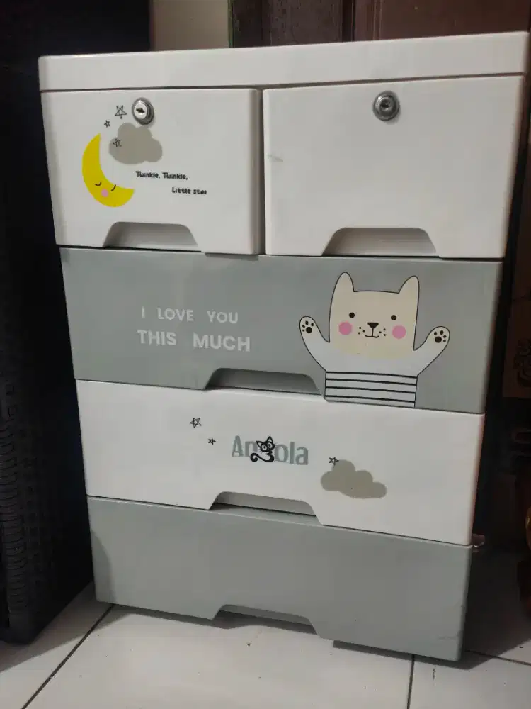 Lemari Pakaian Anak Angola