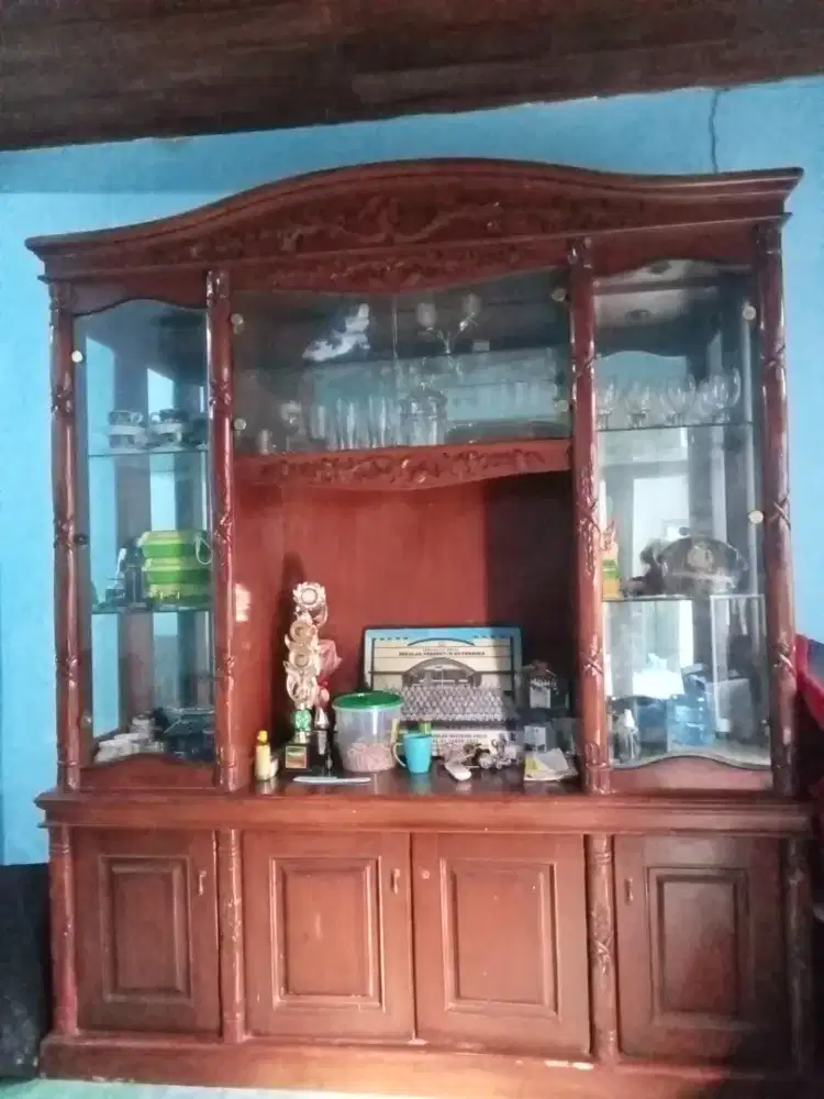 Lemari Pajangan Bipet