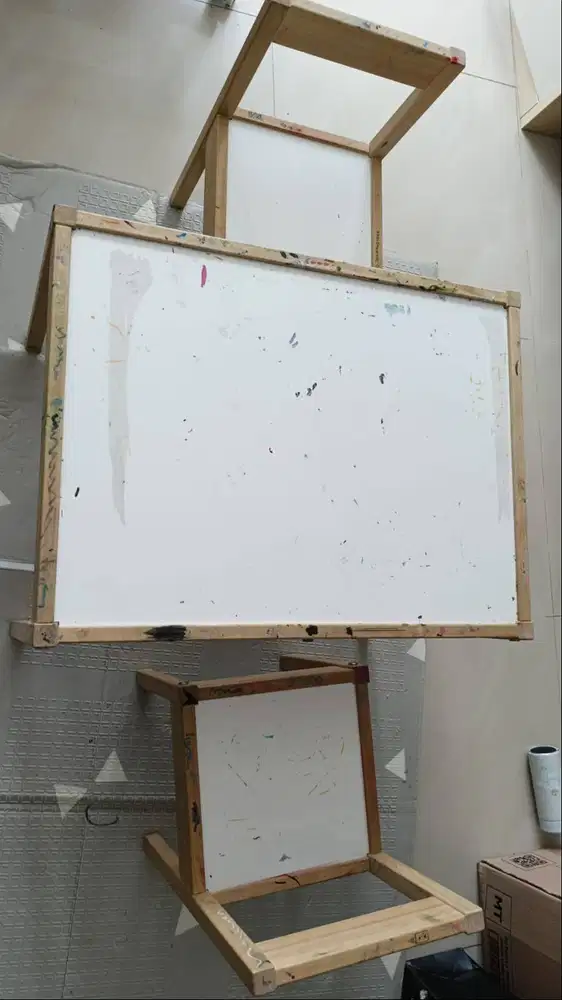 LATT meja anak dengan dua kursi putih / kayu pinus