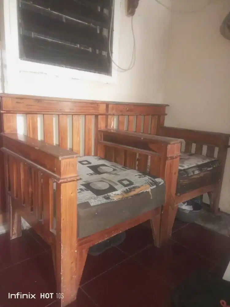 kursi kayu ada 2 biji