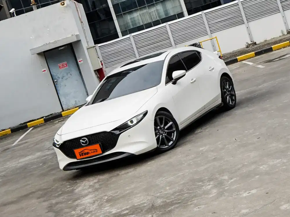 Mazda 3 Hatchback 2.0 Skyactive Matic facelift 2019 putih ganjil