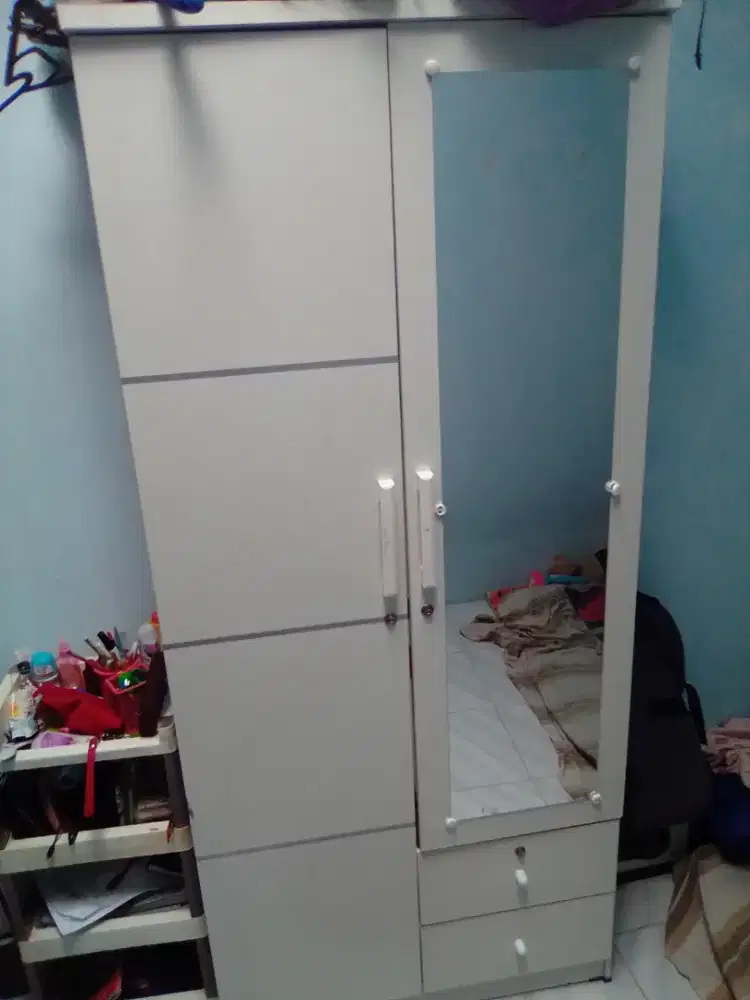 Lemari pakaian baju