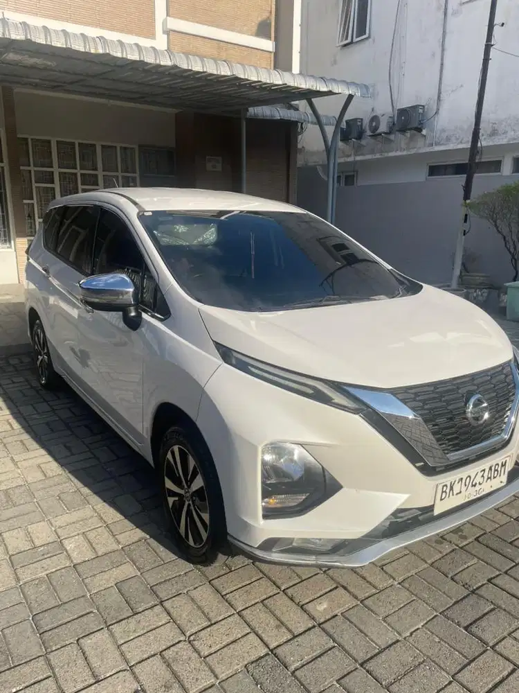 Nissan Livina VL 1.5 AT putih (tipe tertinggi)