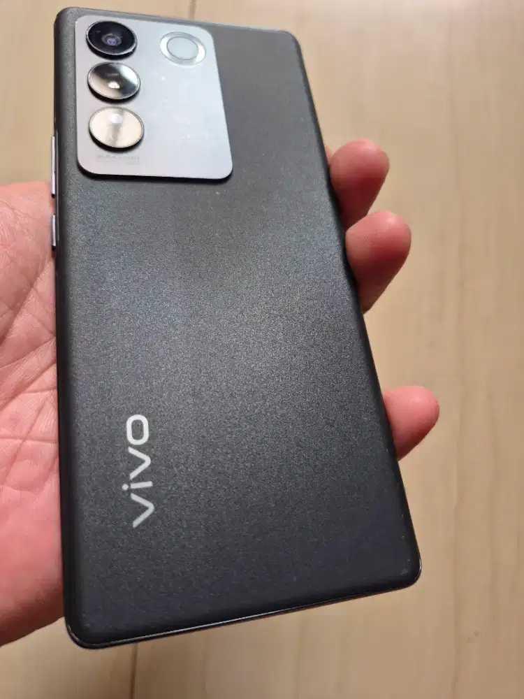 HP lengkung VIVO V 27