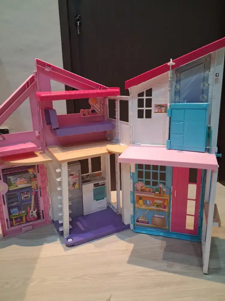 Rumah Barbie 2 lantai ! Mulus dan Bersih !