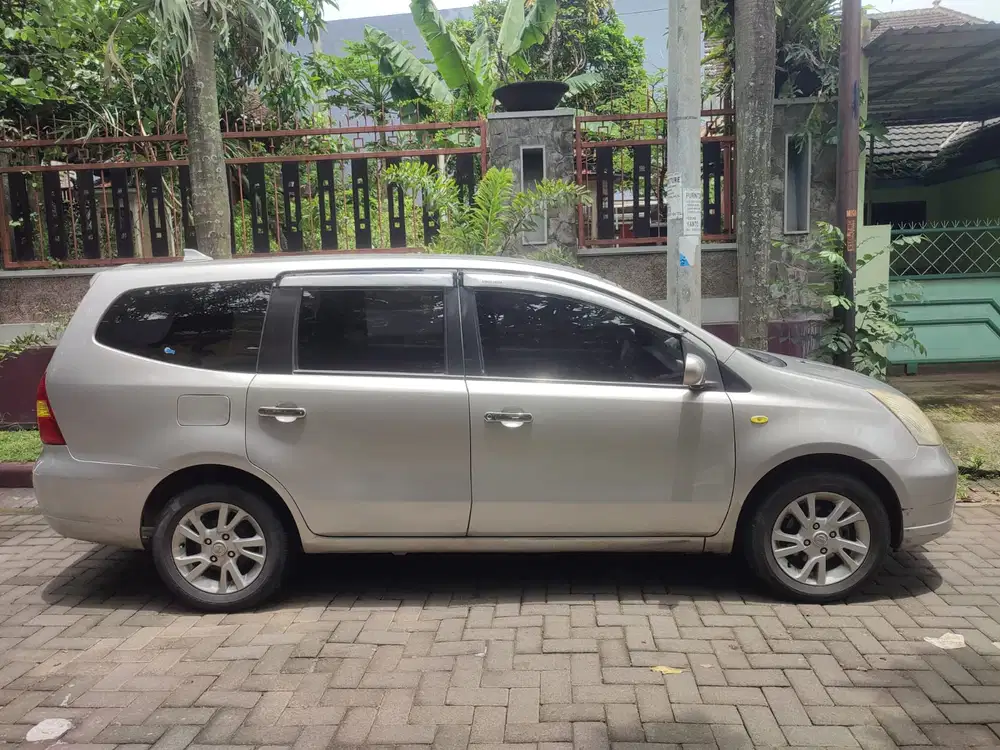 Nissan Grand livina 2011 Bensin