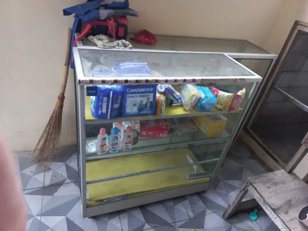 Etalese toko 2 unit dam rak kayu