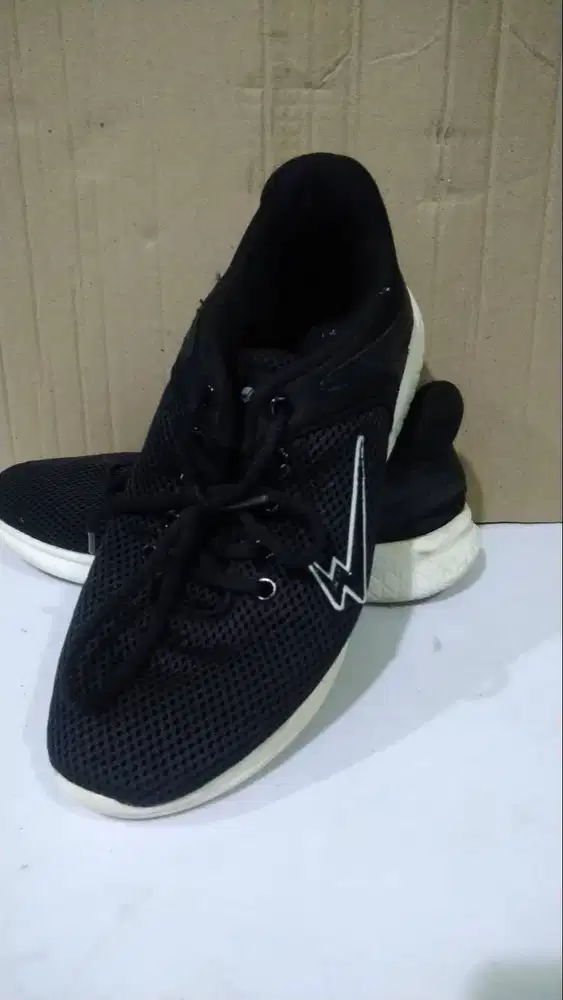 Sepatu Eagle 40 Sneakers Pria Wanita Warna Hitam Putih