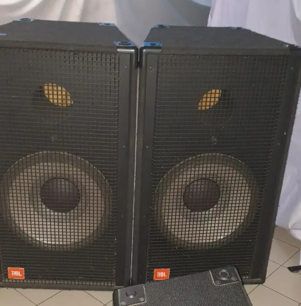 Sound system dan alat band.