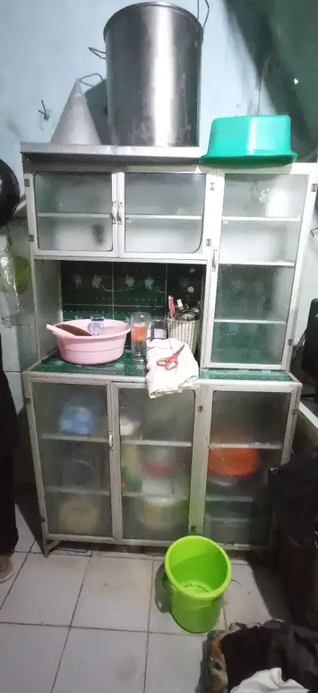Rak piring dan lemari