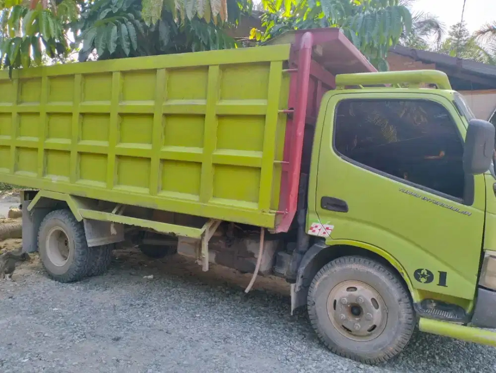 Hino Dutro dump truck