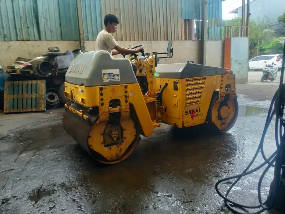 Dijual tandem roller Sakai SW500 double drum kapasitas 5 ton Harga DP
