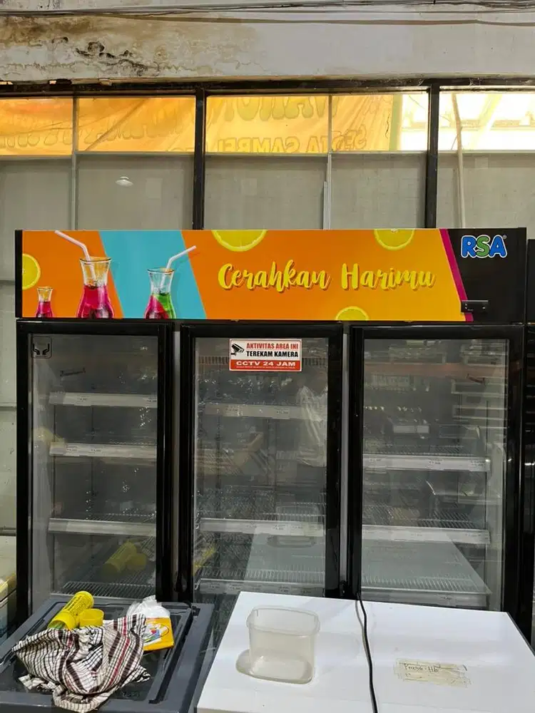 Show case rsa ada 2 pintu dan 3