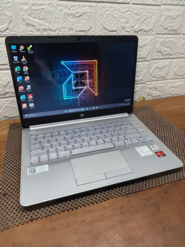 HP 14s AMD Athlon Silver 3050U (8/256gb) 14 inch MULUSS