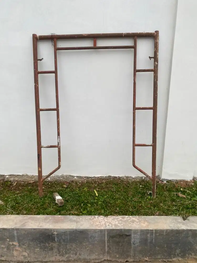 Besi scafolding stager