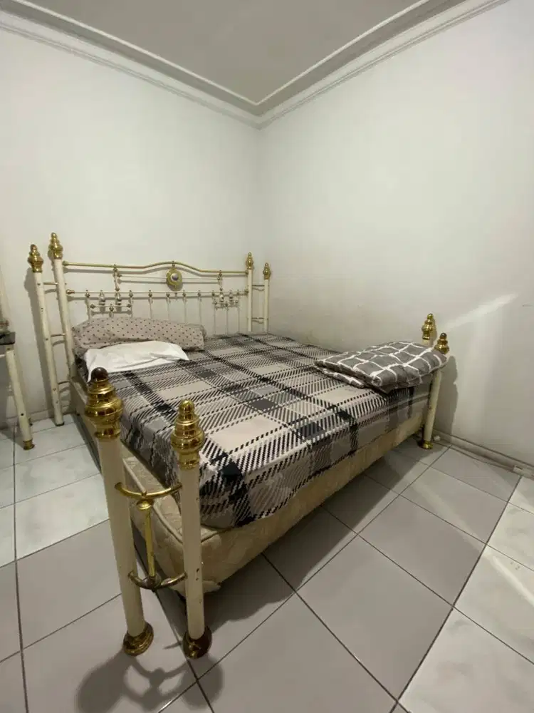 Dijual 1 Set Tempat Tidur + Springbed Ukuran 180X200 Cm