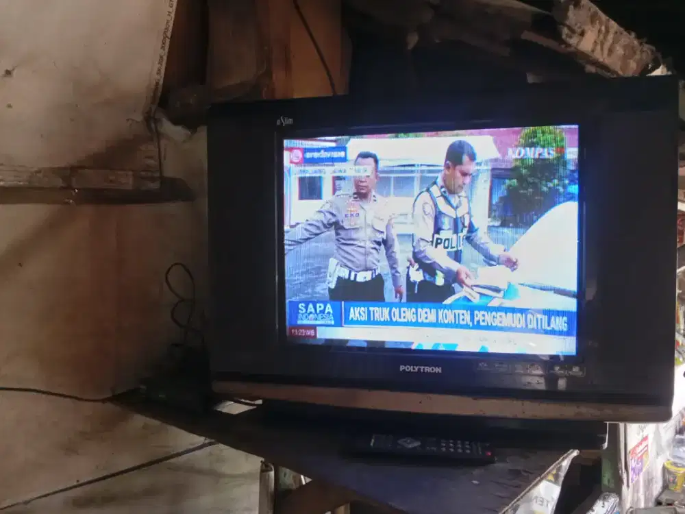 Jual tv 21in slim Polytron layar dtar plat nomines  harga 330 nego