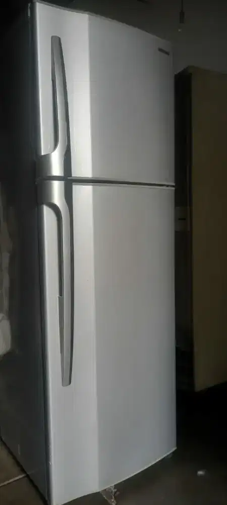 Kulkas Toshiba Glacio 2 pintu mulus