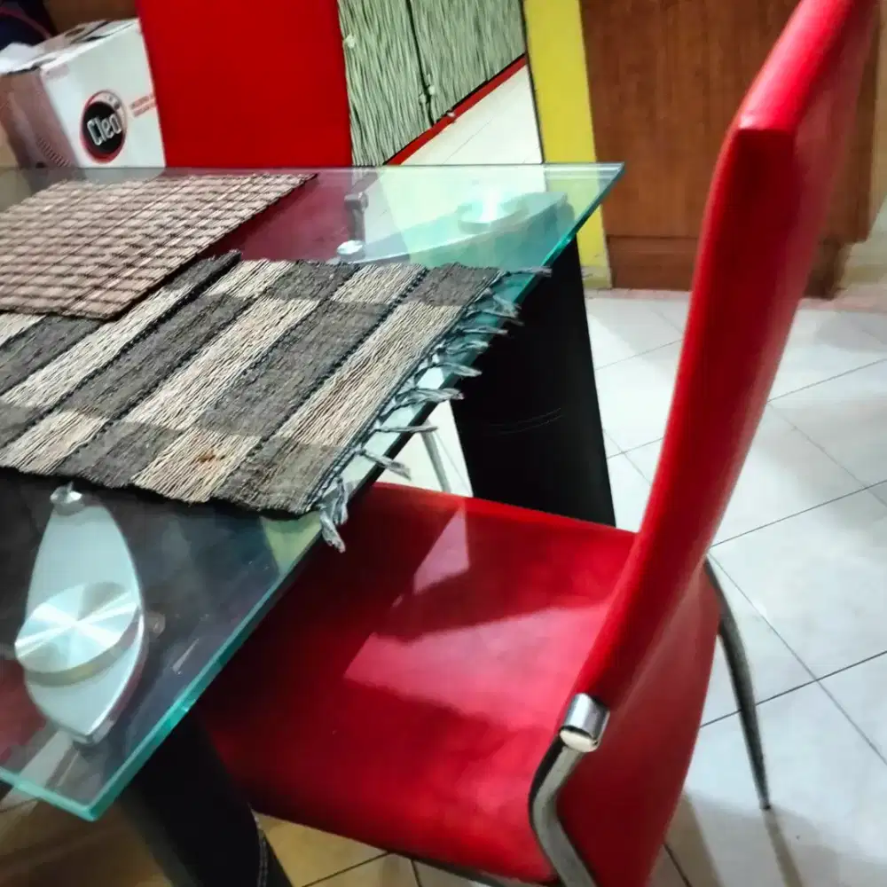 Meja makan 1 set dengan 4 kursi warna merah