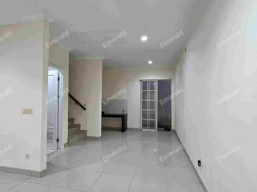 Rumah dengan Nuansa Eropa di Green Lake City