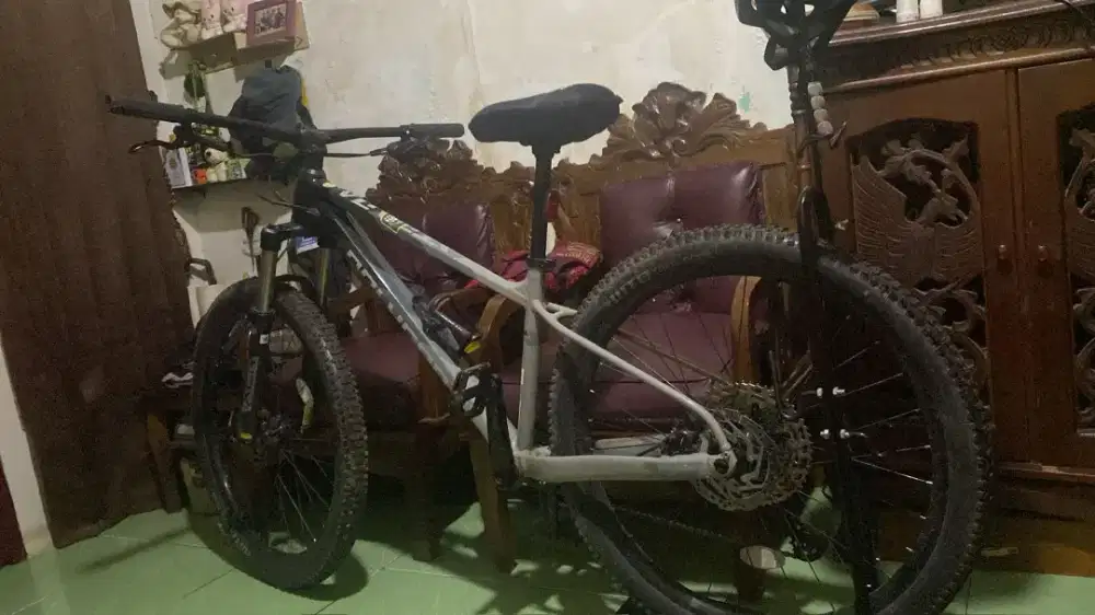 Sepeda MTB Polygon Xtrada 7 Tahun 2023