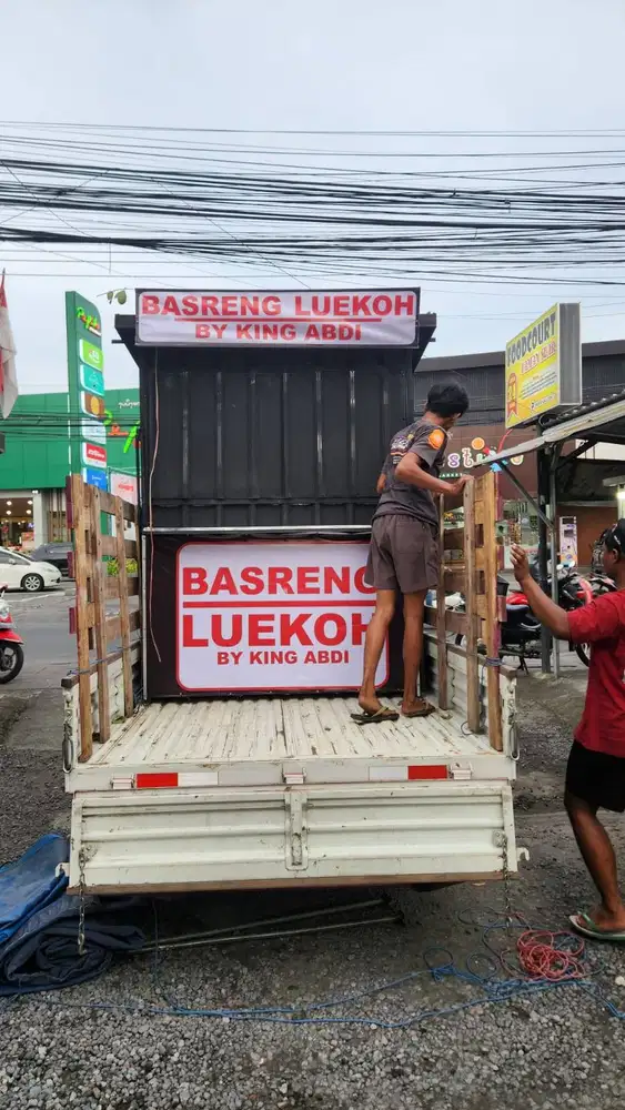 Staff untuk stand makanan