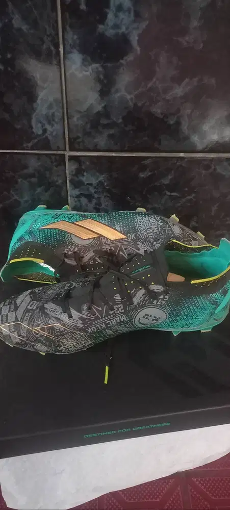 Sepatu bola mills edisi mark klok