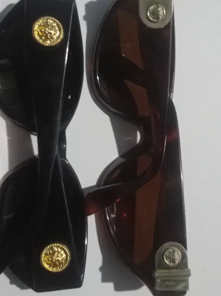 Kaca Mata Merek : Versace, 2 ( Pcs )