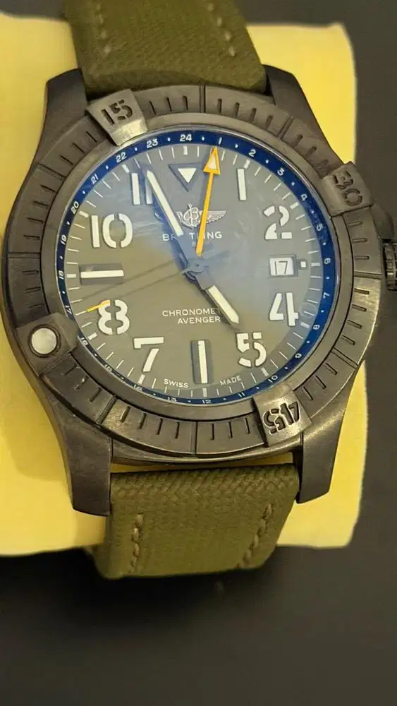 Breitling Avenger GMT night vision 2022
