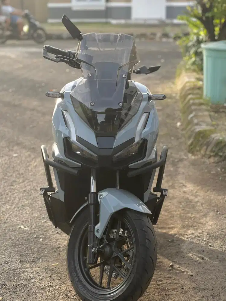 Adv 160: Keren, Sporty, dan Siap Diajak Berpetualang!