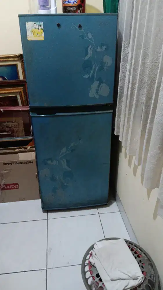 Kulkas sharp 2 pintu atas dingin bawah beku